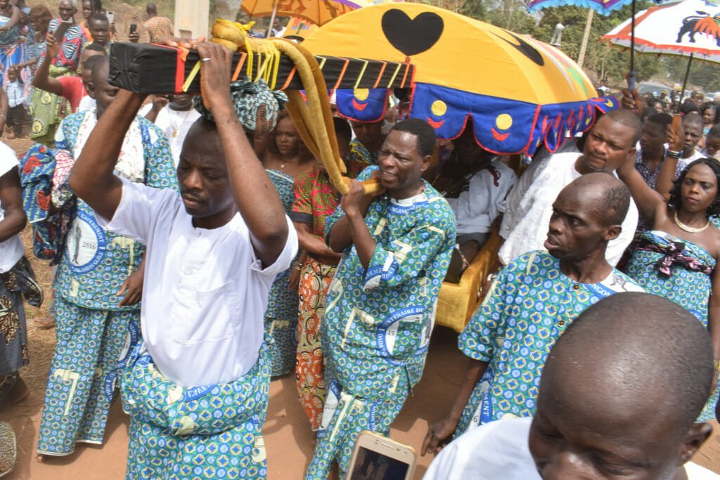 King Dada Aïhotogbé Langanfin Glèlè arrives to the palace in his hammock