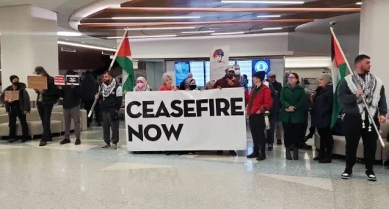 Muslim Americans protesters carrying the Palestinian flag meet President Biden in Minnesota with CEASE FIRE NOW signs