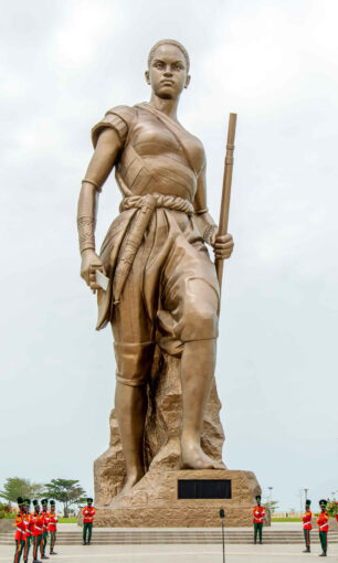 Standing tall and proud in the Esplanade des Amazones (the Amazon Plaza) in Cotonou, this 30-meter-high bronze statue erected to honor the brave women-warrior of the kingdom of Danxomê (1625-1894) is a vibrant testament to the rich history of a kingdom so powerful militarily, economically, and culturally, that the French invader named the entire future nation after it.