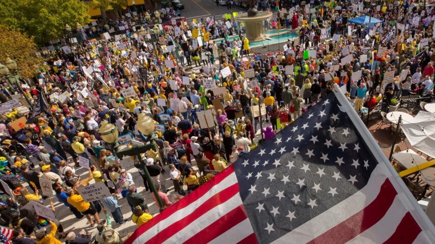 Protestors-filled-Fountain-Plaza-at-Town-Center-in-Virginia-Beach-Saturday-afternoon-Oct.-18-2025-for-a-No-Kings-rally. Image credit: The Virginian Post
